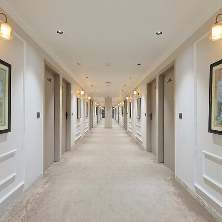 Hotel Royal Town Ахмедабад Екстериор снимка