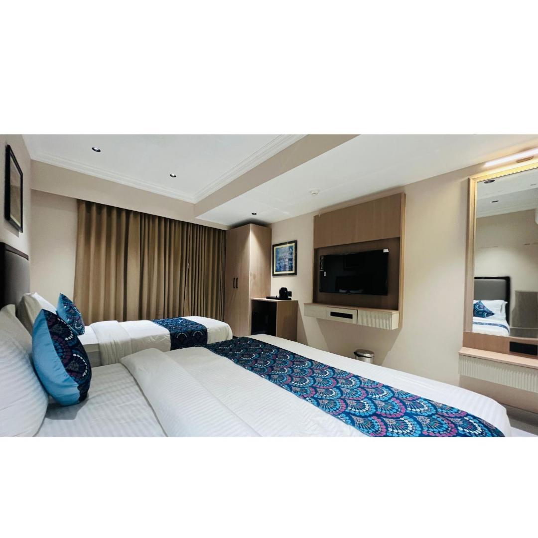 Hotel Royal Town Ахмедабад Екстериор снимка