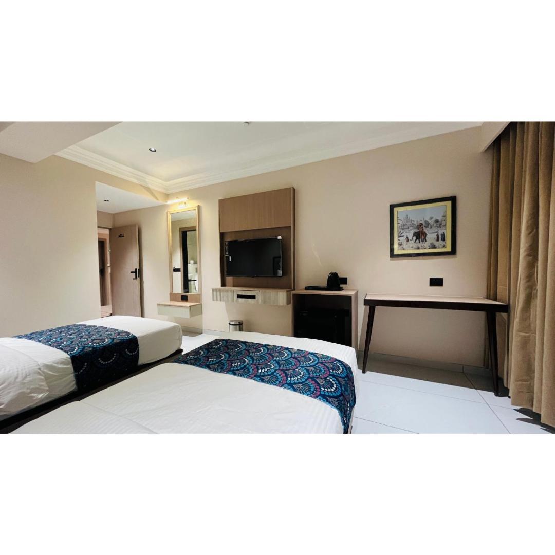 Hotel Royal Town Ахмедабад Екстериор снимка