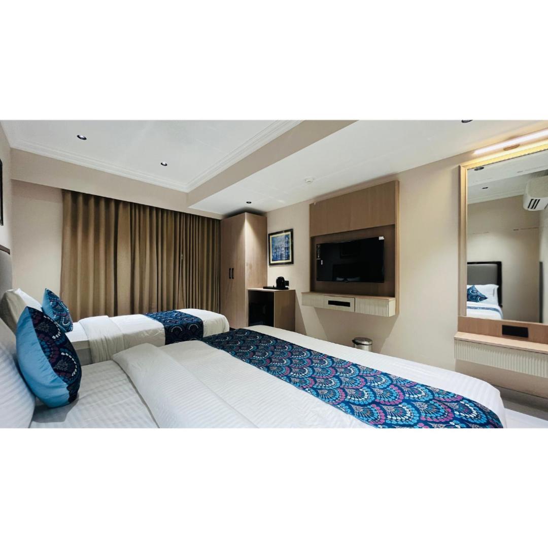 Hotel Royal Town Ахмедабад Екстериор снимка