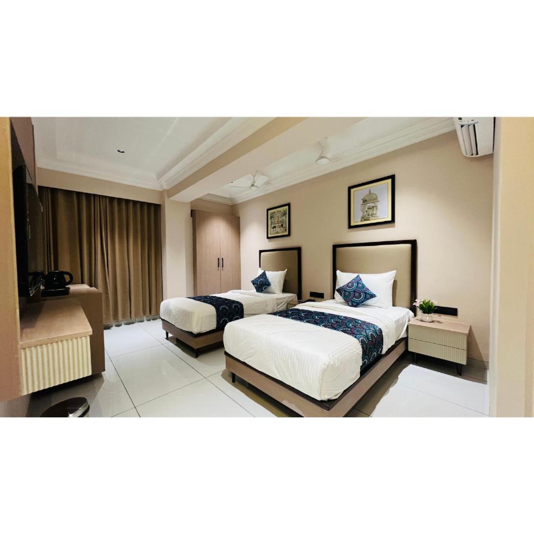 Hotel Royal Town Ахмедабад Екстериор снимка