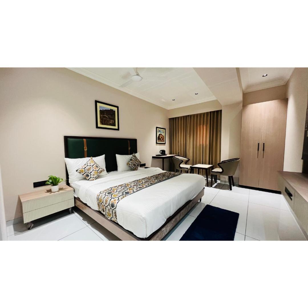 Hotel Royal Town Ахмедабад Екстериор снимка