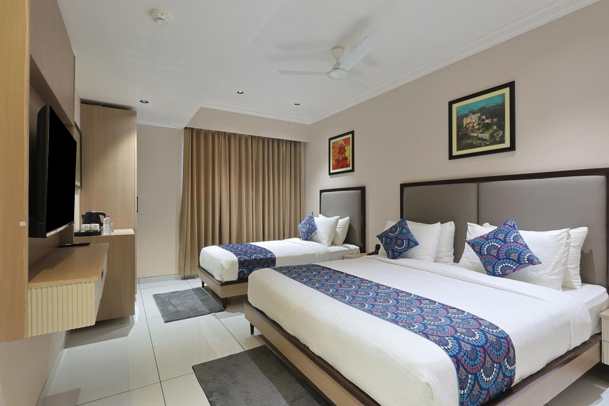Hotel Royal Town Ахмедабад Екстериор снимка
