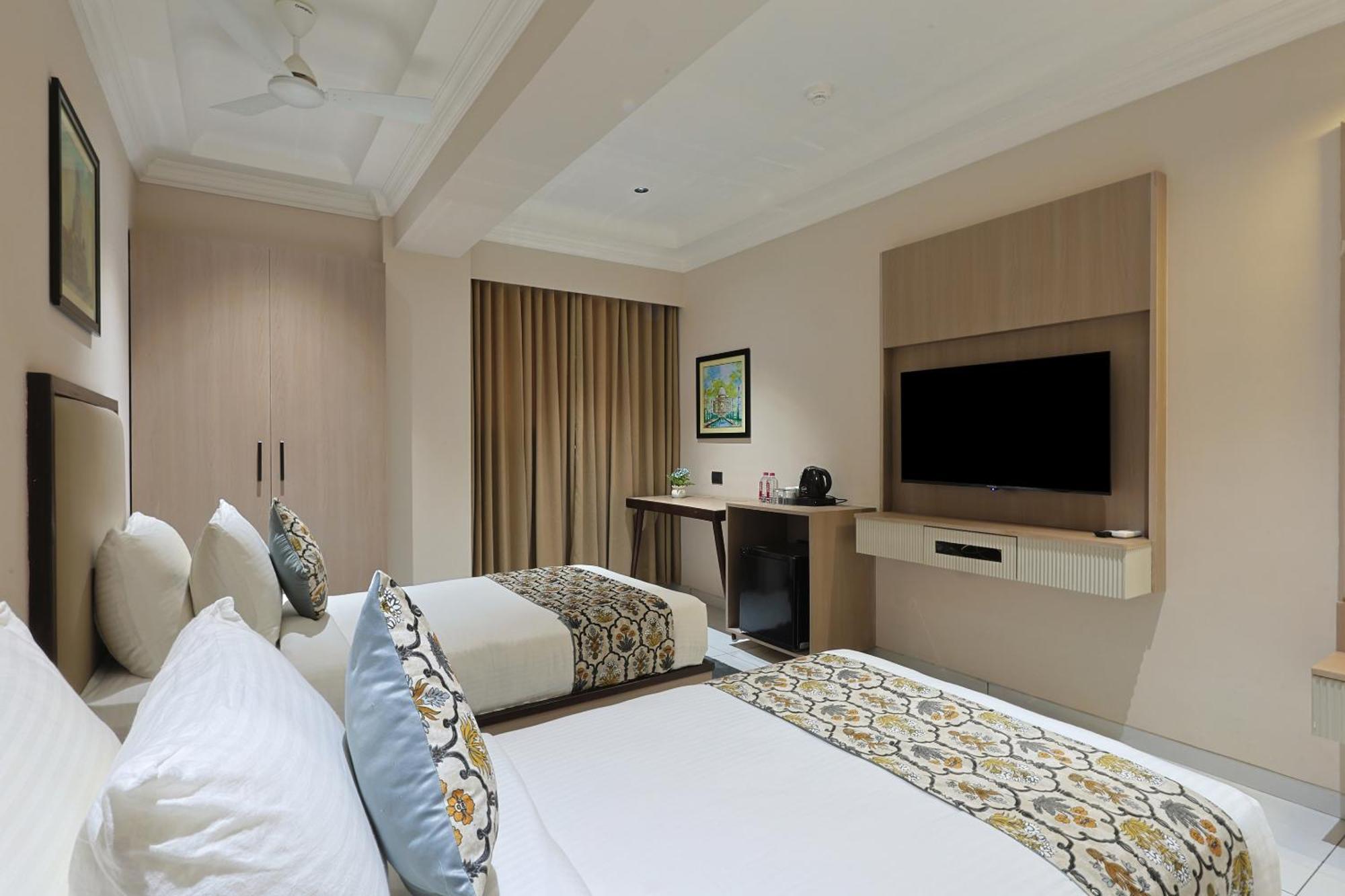 Hotel Royal Town Ахмедабад Екстериор снимка