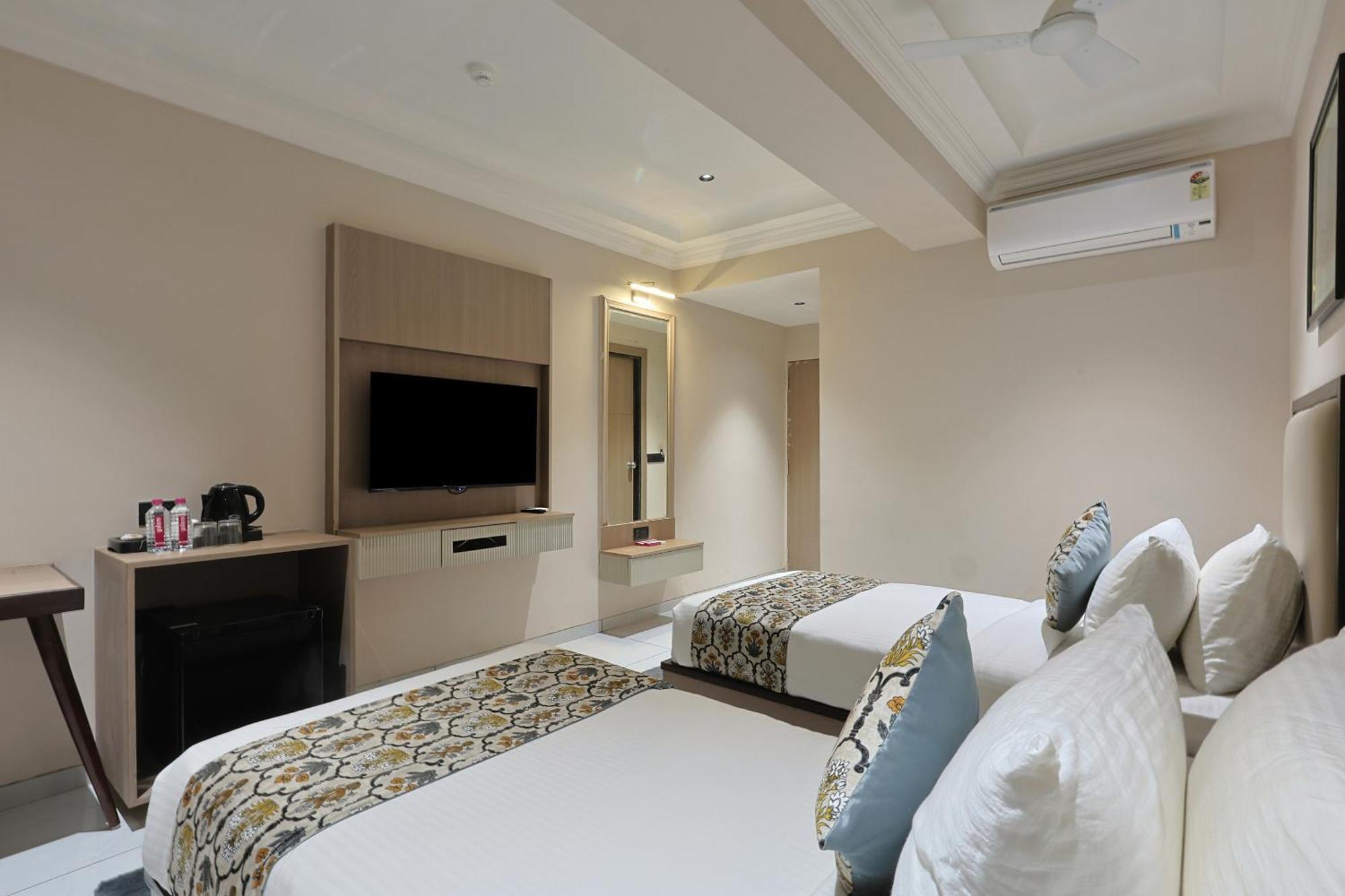 Hotel Royal Town Ахмедабад Екстериор снимка