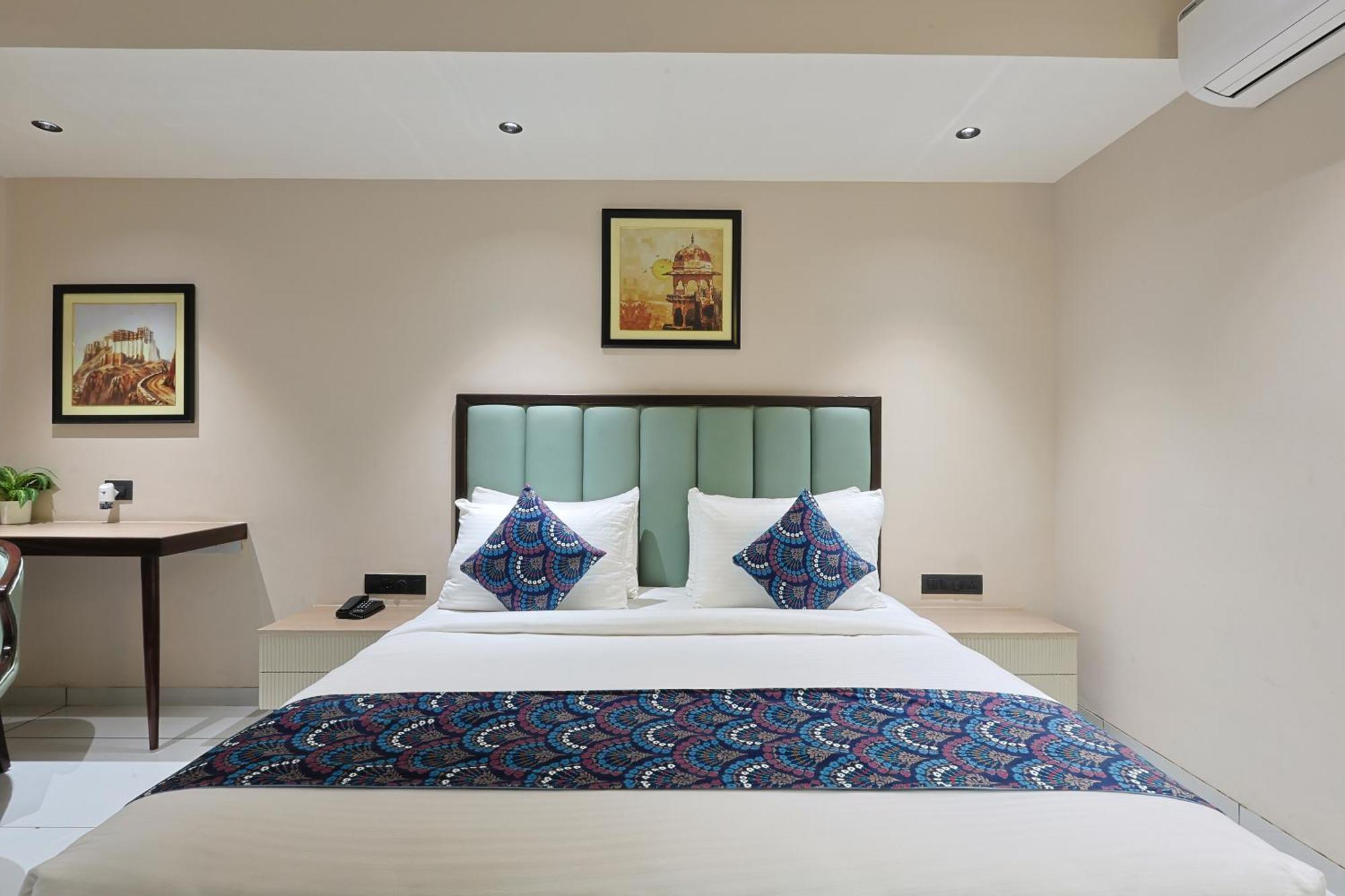 Hotel Royal Town Ахмедабад Екстериор снимка