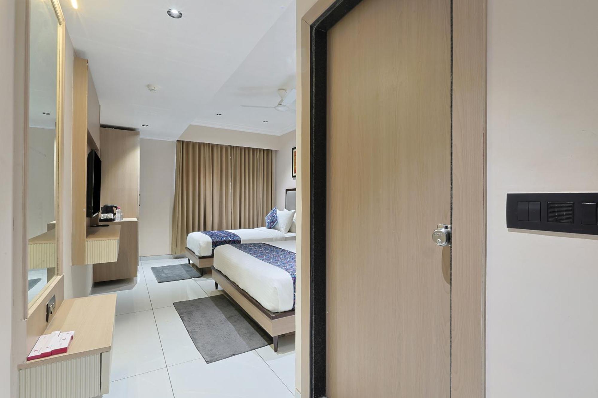 Hotel Royal Town Ахмедабад Екстериор снимка