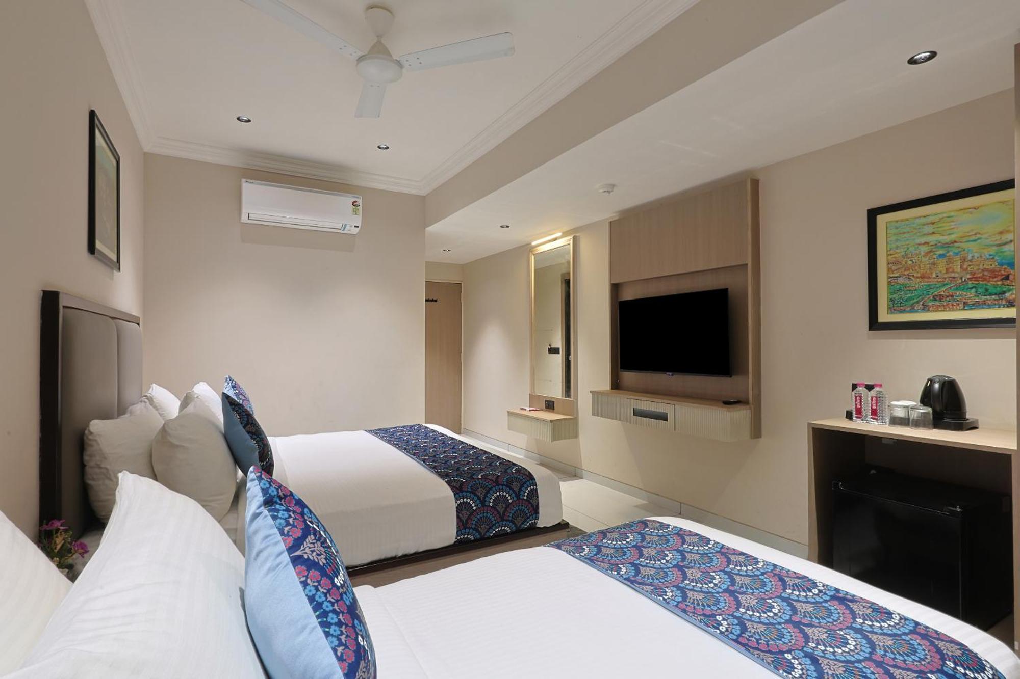 Hotel Royal Town Ахмедабад Екстериор снимка