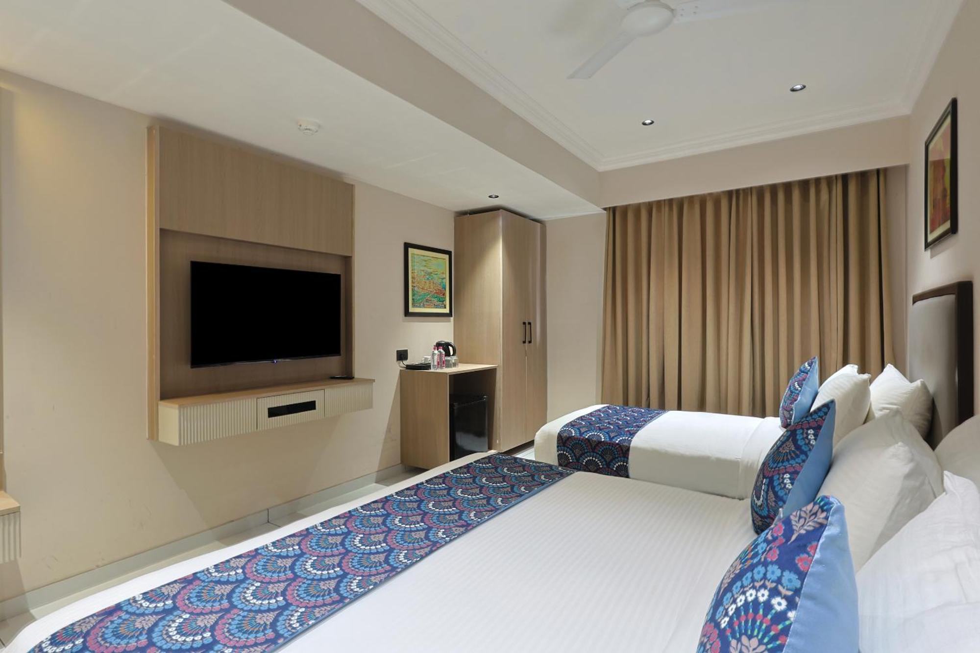 Hotel Royal Town Ахмедабад Екстериор снимка