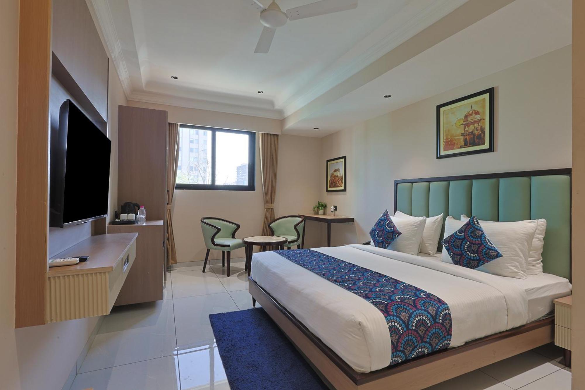 Hotel Royal Town Ахмедабад Екстериор снимка