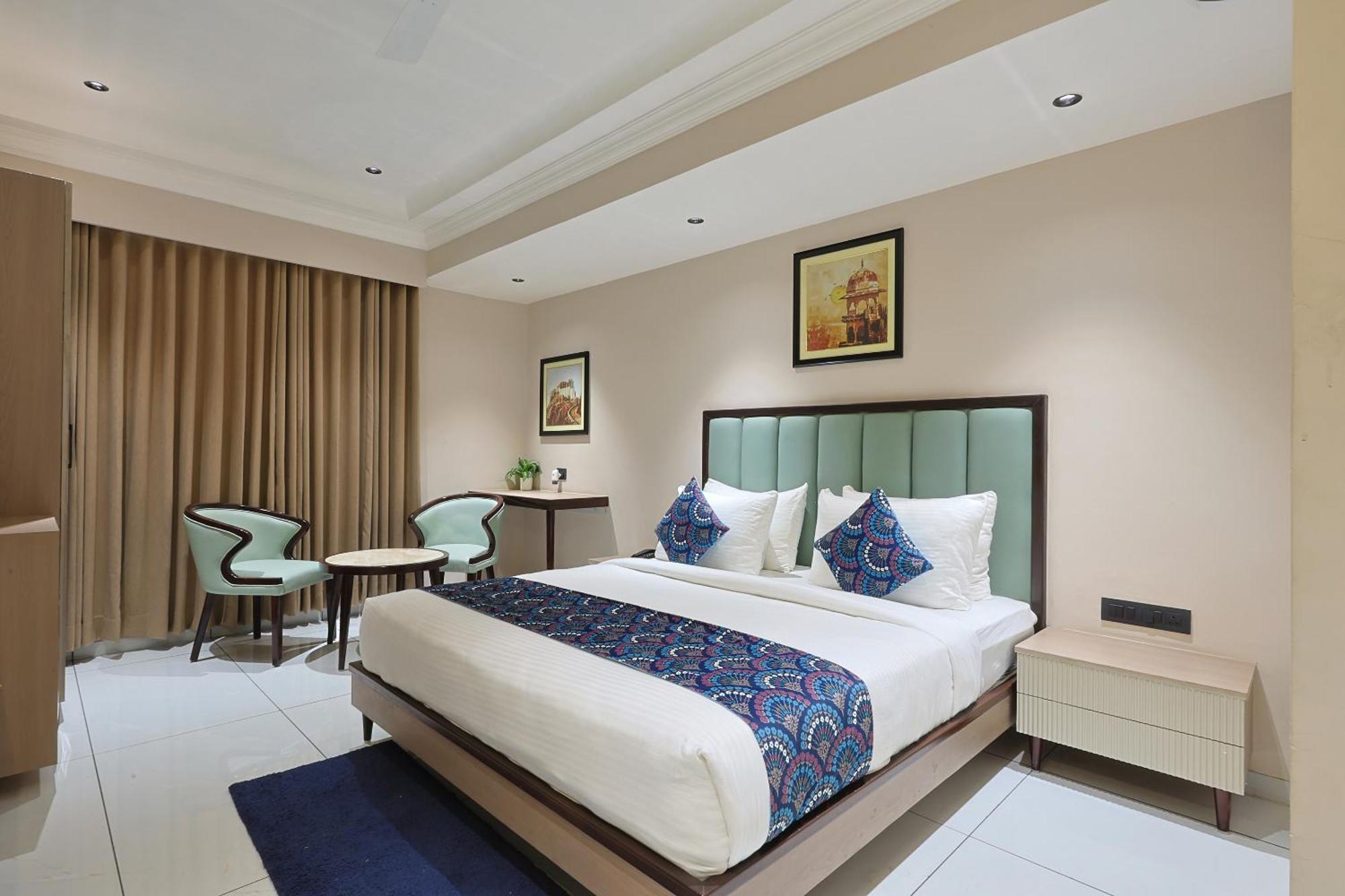 Hotel Royal Town Ахмедабад Екстериор снимка
