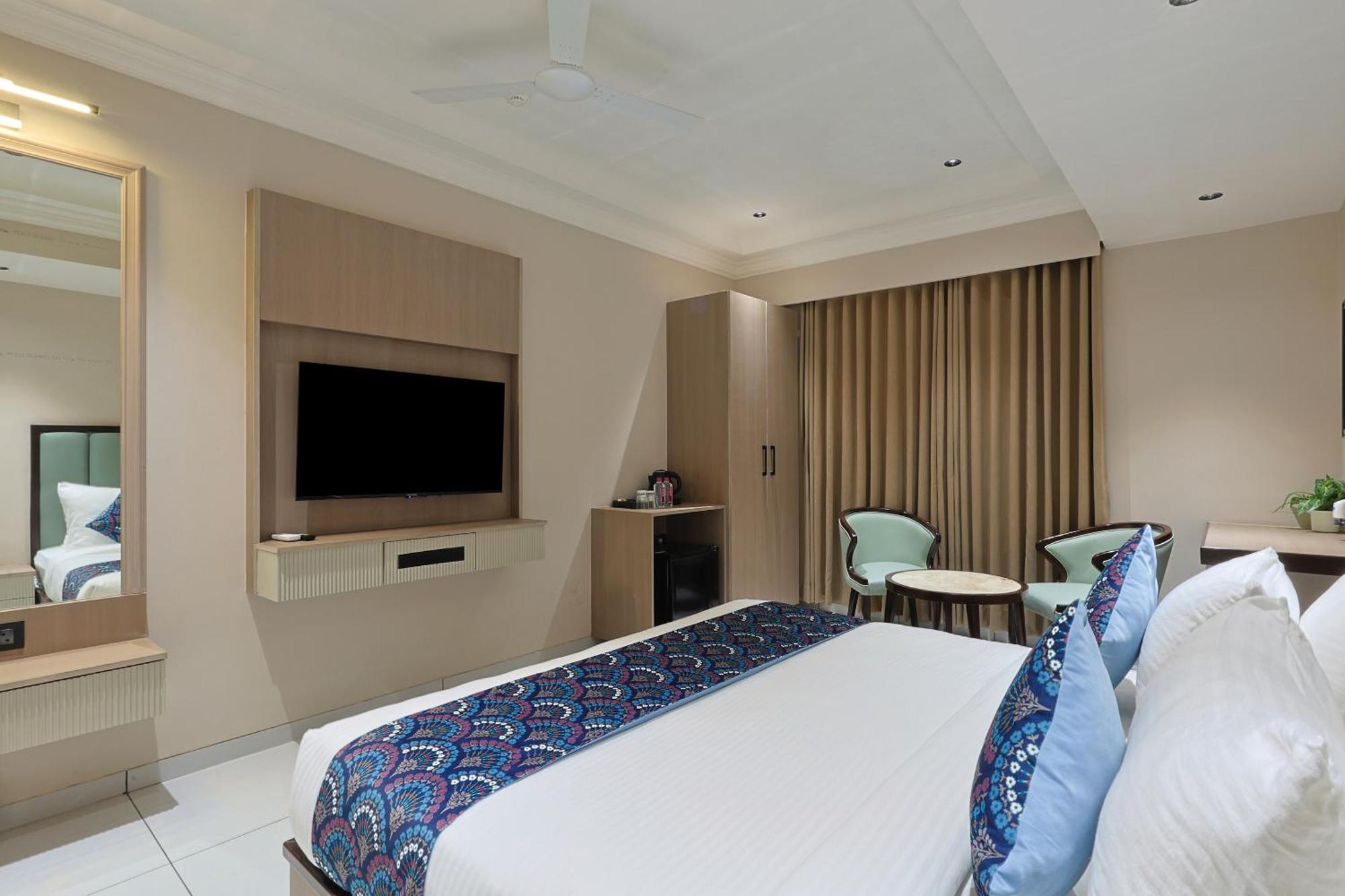 Hotel Royal Town Ахмедабад Екстериор снимка